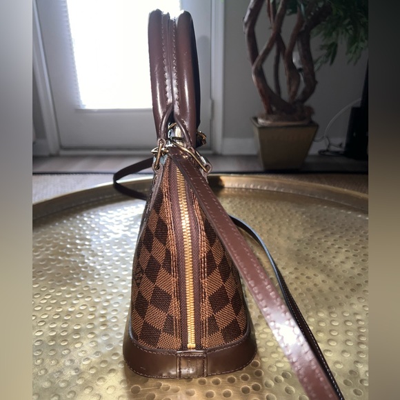 Authentic Louis Vuitton Handbag/Cross body bag - Picture 2 of 11